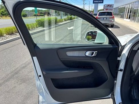 Certified 2025 Volvo XC40 B5 Core AWD/4WD image 19