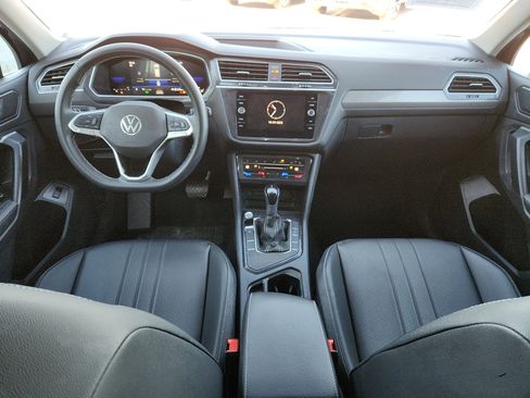 Used 2024 Volkswagen Tiguan SE image 11