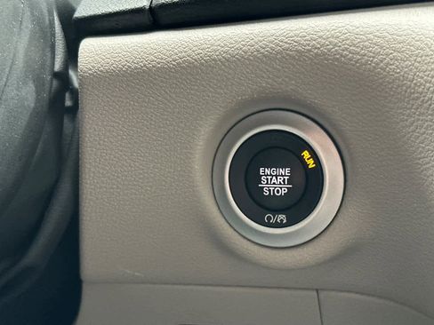 Used 2024 Chrysler Pacifica Touring-L image 23