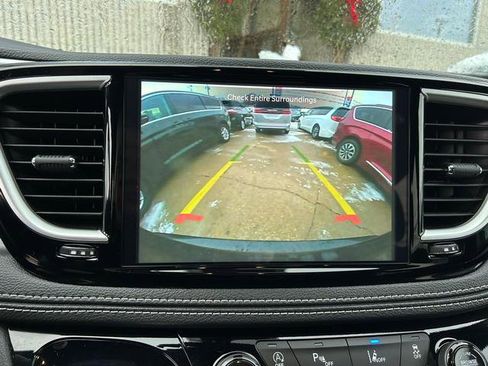 Used 2024 Chrysler Pacifica Touring image 13