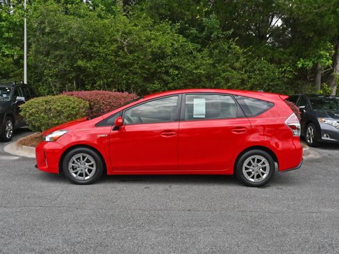 Used 2017 Toyota Prius V Four FWD image 2