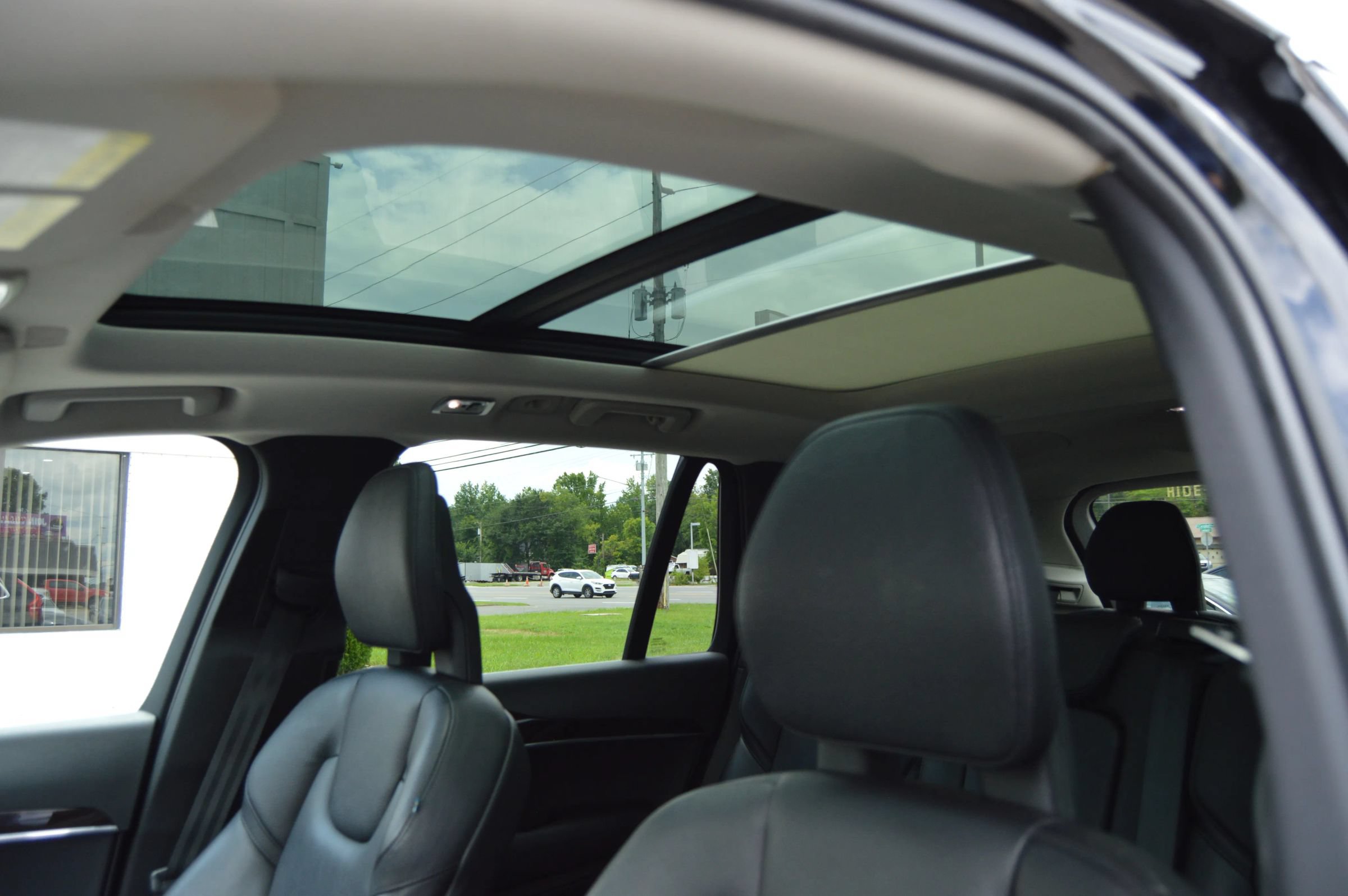 Used 2017 Volvo XC90 T6 Momentum w/ Vision Package AWD/4WD image 11
