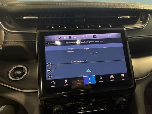 Used 2023 Jeep Grand Cherokee Limited image 16