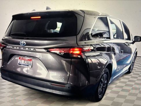 Used 2022 Toyota Sienna XLE AWD/4WD image 2