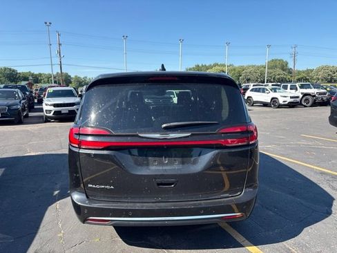 Used 2023 Chrysler Pacifica Touring-L FWD image 7