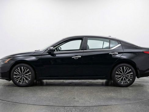 Used 2025 Nissan Altima 2.5 SV FWD image 4