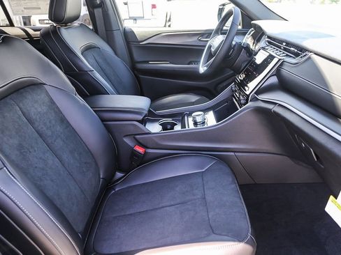 New 2025 Jeep Grand Cherokee Altitude image 17