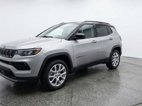 Used 2025 Jeep Compass Limited AWD/4WD image 3