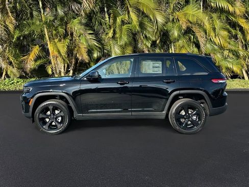 New 2025 Jeep Grand Cherokee 4WD image 2