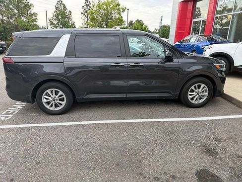 Used 2023 Kia Carnival LX FWD image 11