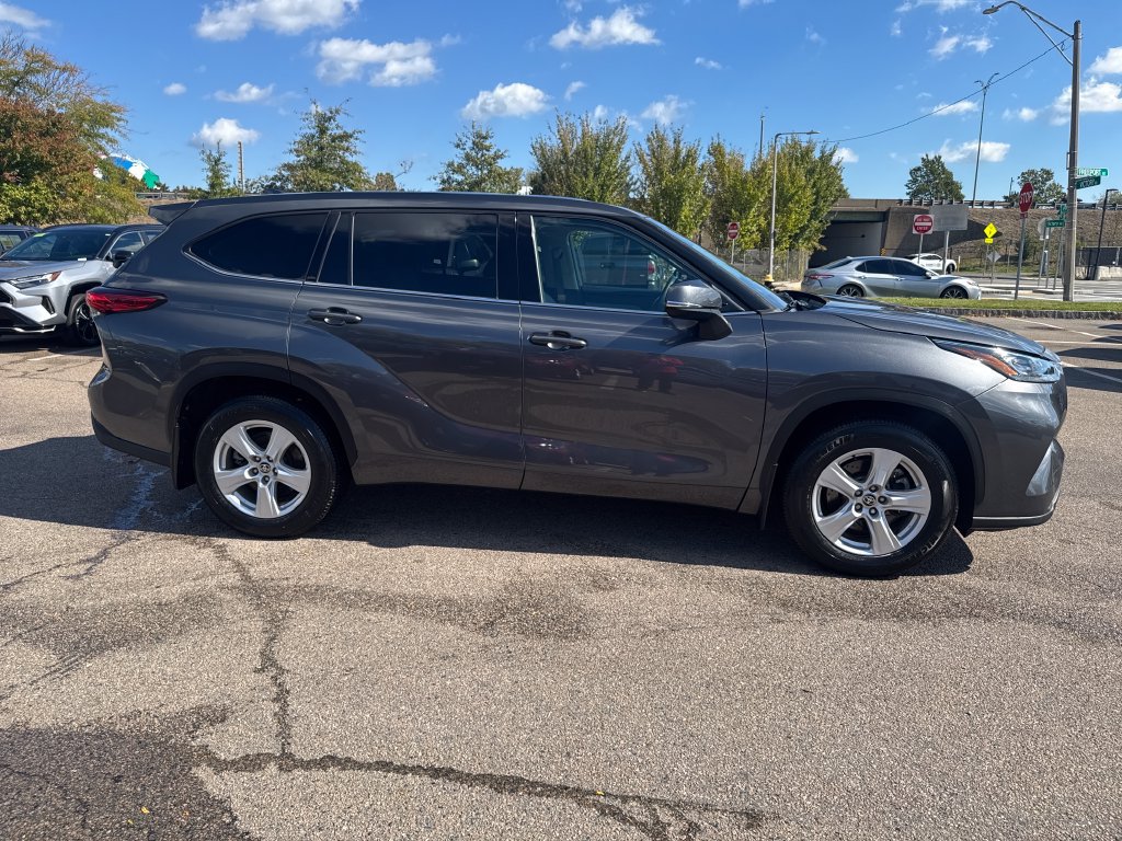 Used 2020 Toyota Highlander LE AWD/4WD image 10