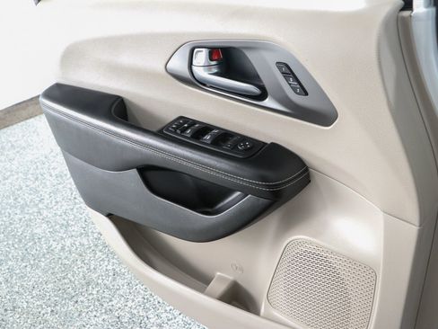 Used 2022 Chrysler Pacifica Touring-L FWD image 21