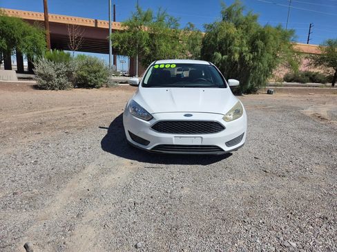 Used 2015 Ford Focus SE FWD image 1