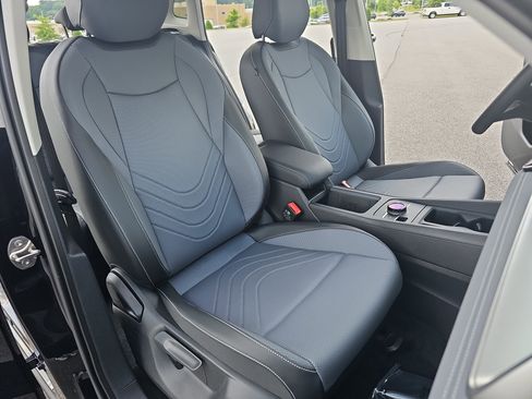 Used 2025 Volkswagen Tiguan SE image 10