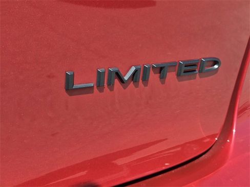 Used 2025 Chrysler Pacifica Limited image 19