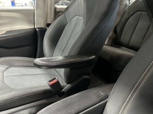 Used 2017 Chrysler Pacifica Touring FWD image 28