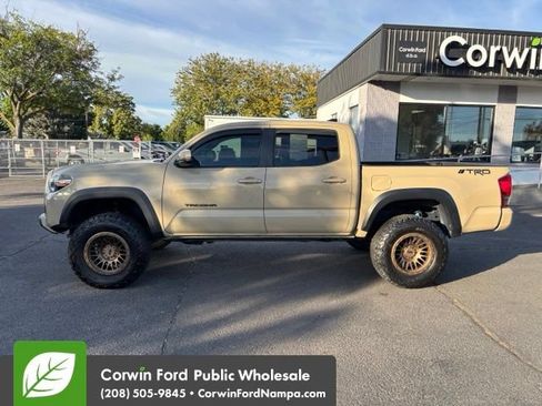 Used 2017 Toyota Tacoma TRD Off-Road w/ Premium & Technology Package AWD/4WD image 8
