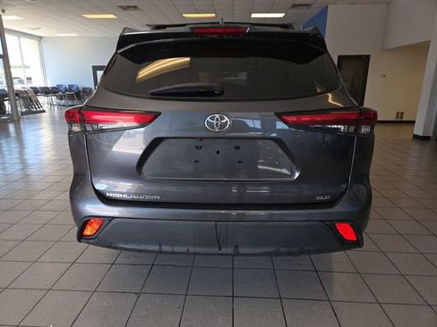 Used 2021 Toyota Highlander XLE FWD image 7