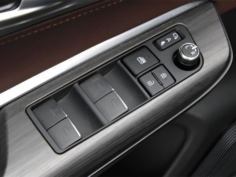 Used 2023 Toyota Venza Limited image 16