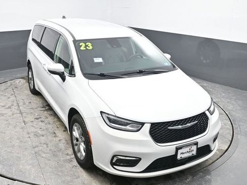 Used 2023 Chrysler Pacifica Touring-L image 16