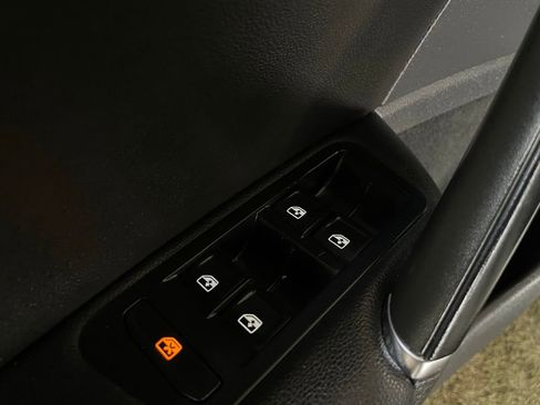 Used 2017 Volkswagen e-Golf SEL Premium image 34