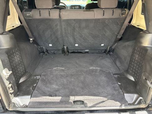 Used 2017 Jeep Wrangler Unlimited Rubicon w/ Connectivity Group image 23