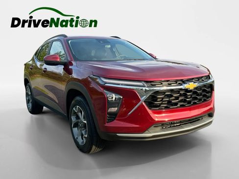 Used 2025 Chevrolet Trax LT FWD image 3