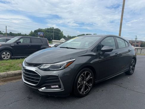 Used 2019 Chevrolet Cruze LT w/ Convenience Package FWD image 3