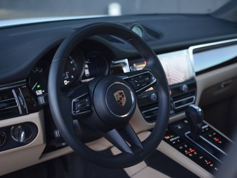 Certified 2025 Porsche Macan image 16