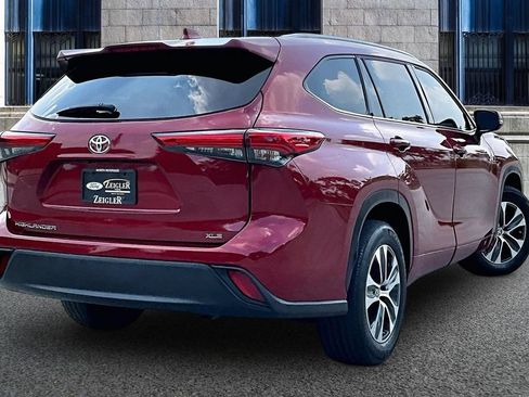 Used 2022 Toyota Highlander XLE FWD image 11