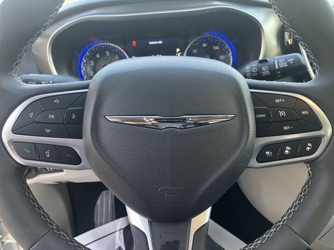 Used 2024 Chrysler Pacifica Touring-L image 25