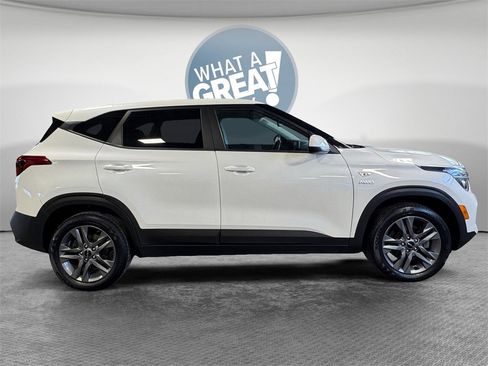 Used 2022 Kia Seltos LX image 2