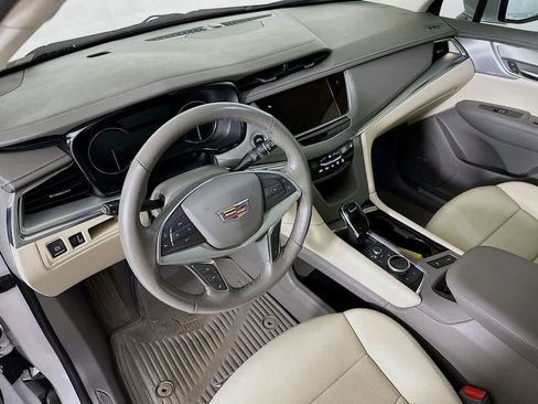 Used 2022 Cadillac XT5 Premium Luxury AWD/4WD image 2