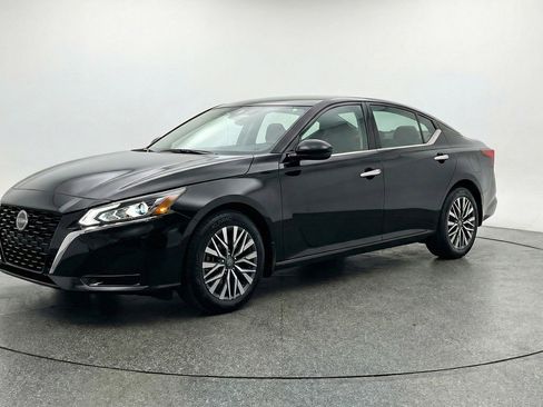 Used 2025 Nissan Altima 2.5 SV FWD image 3