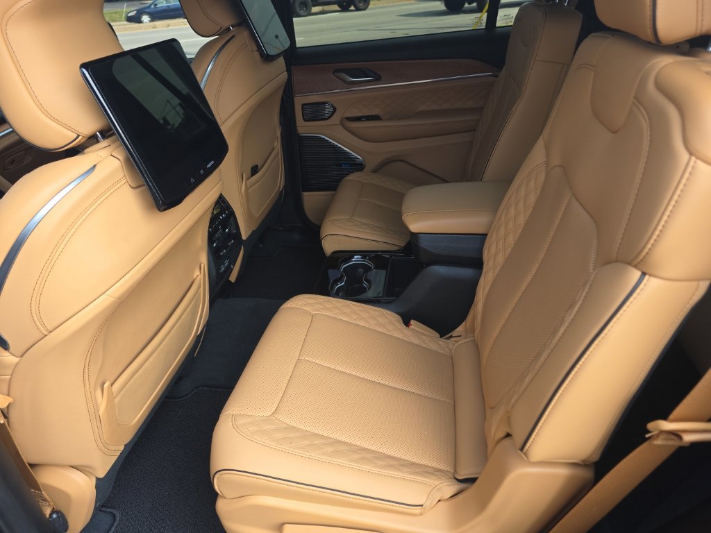 Used 2023 Jeep Grand Cherokee L Summit AWD/4WD image 12