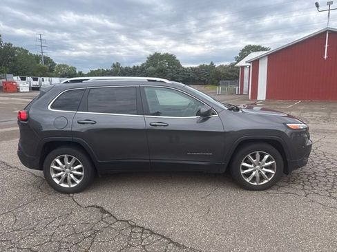 Used 2017 Jeep Cherokee Limited w/ Trailer Tow Group AWD/4WD image 3