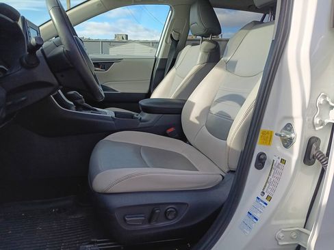 Used 2019 Toyota RAV4 XLE Premium image 4