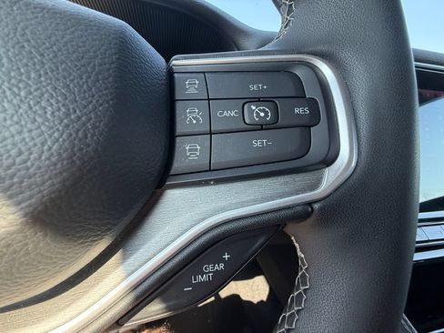 Used 2025 Jeep Wagoneer L Series II AWD/4WD image 17