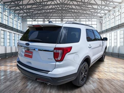 Used 2018 Ford Explorer XLT AWD/4WD image 4