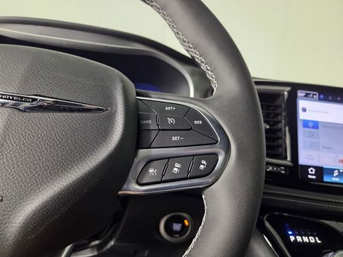 New 2026 Chrysler Pacifica Select FWD image 17