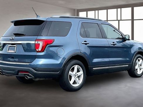 Used 2018 Ford Explorer XLT w/ Equipment Group 202A FWD image 3