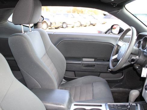 Used 2010 Dodge Challenger SE image 11