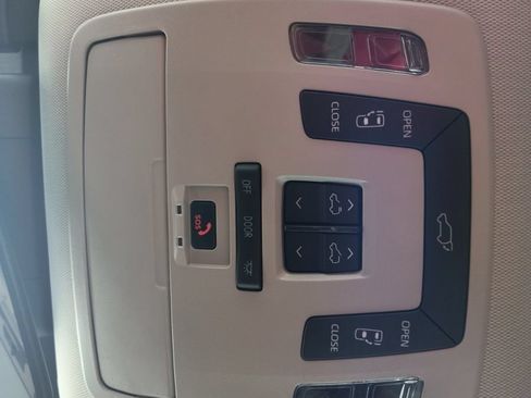 Used 2024 Toyota Sienna XLE FWD image 22
