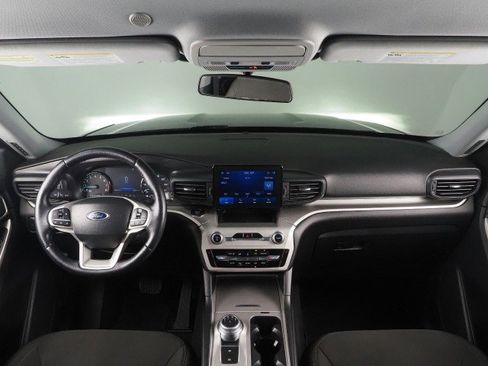 Used 2022 Ford Explorer XLT image 3