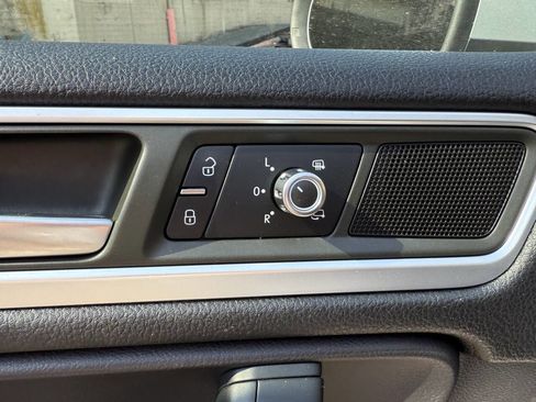 Used 2012 Volkswagen Touareg Sport image 42