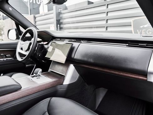 Used 2025 Land Rover Range Rover Long Wheelbase SE image 35
