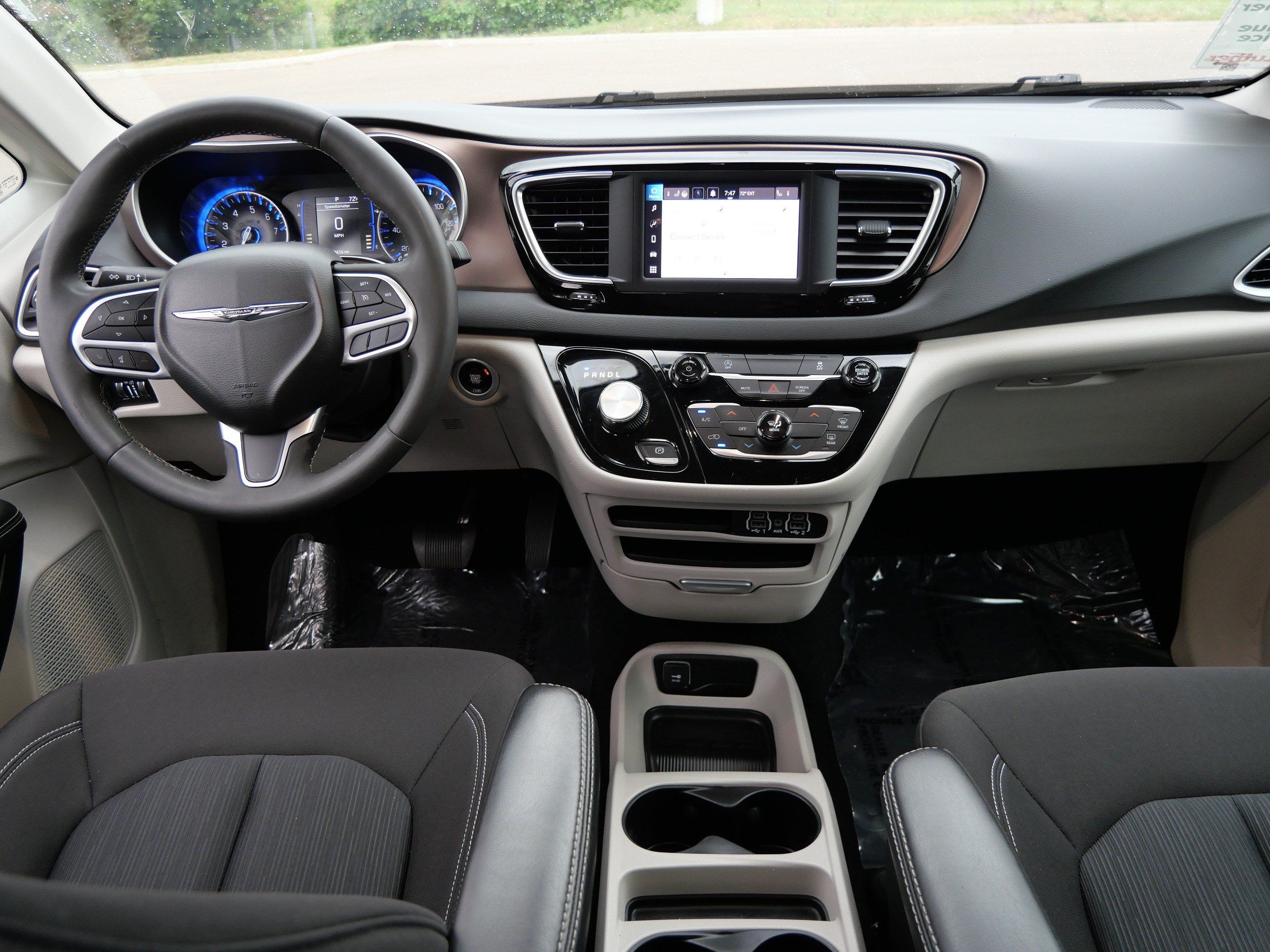 Used 2024 Chrysler Voyager LX FWD image 10