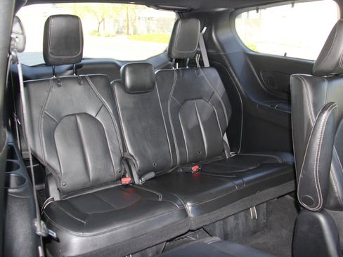 Used 2020 Chrysler Pacifica Touring-L w/ S Appearance Package FWD image 32