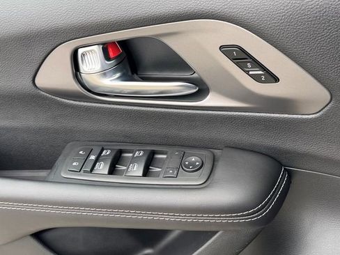 Used 2026 Chrysler Pacifica Select image 31