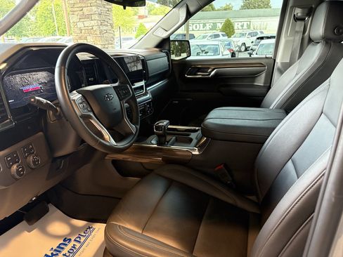 Used 2024 Chevrolet Silverado 1500 LT Trail Boss w/ LT Trail Boss Premium Package AWD/4WD image 2